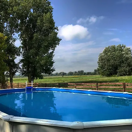 Csaladi Panzio Bed & Breakfast *