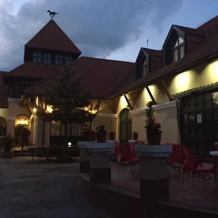 Csaladi Panzio * Balatonkeresztur
