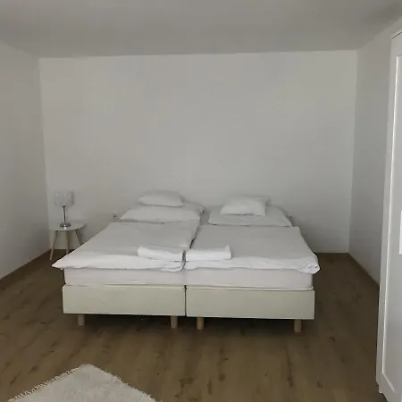 Csaladi Panzio * Balatonkeresztur